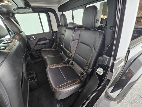 Used 2023 Jeep Gladiator Overland AWD/4WD image 17