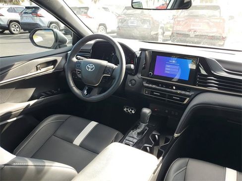Used 2025 Toyota Camry SE image 13