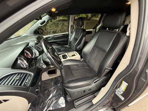 Used 2017 Dodge Grand Caravan SXT image 10