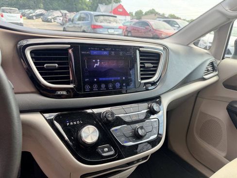 Used 2017 Chrysler Pacifica Touring FWD image 12