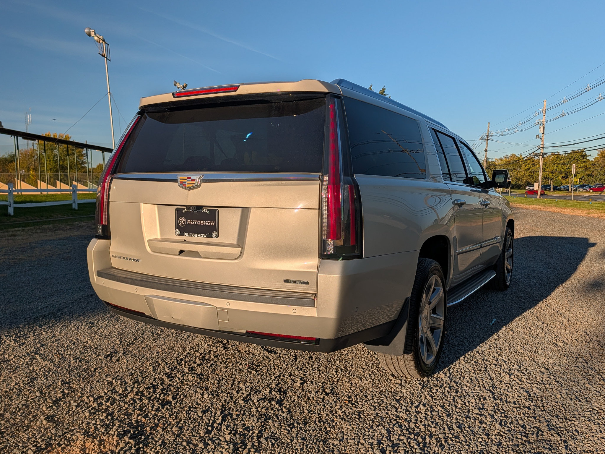 Used 2017 Cadillac Escalade ESV Luxury AWD/4WD image 5