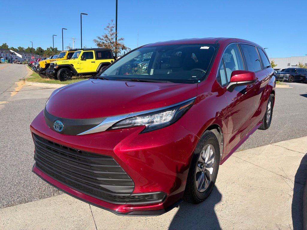 Used 2023 Toyota Sienna LE FWD image 48