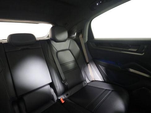 New 2025 Porsche Cayenne Turbo AWD/4WD image 17