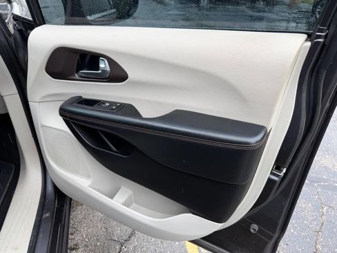 Used 2017 Chrysler Pacifica Touring FWD image 16