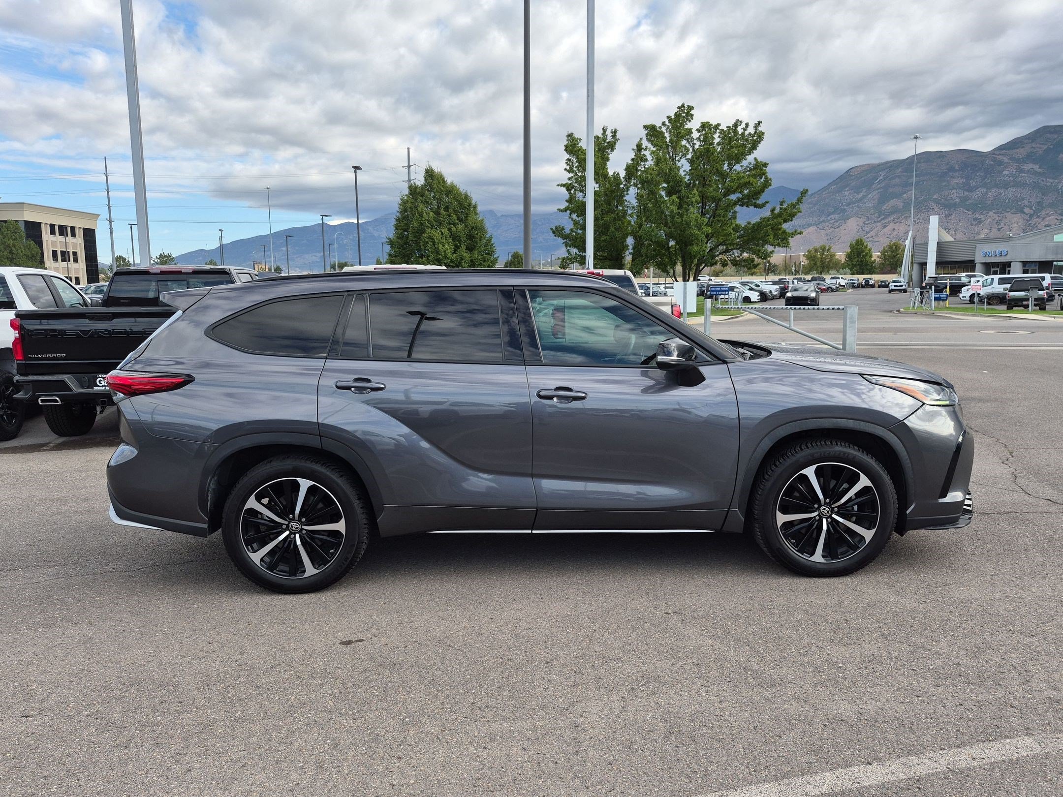 Used 2021 Toyota Highlander XSE AWD/4WD image 2