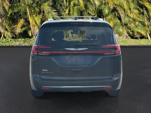 Used 2021 Chrysler Pacifica Touring-L FWD image 6