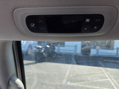 Used 2023 Chrysler Pacifica Touring-L FWD image 11