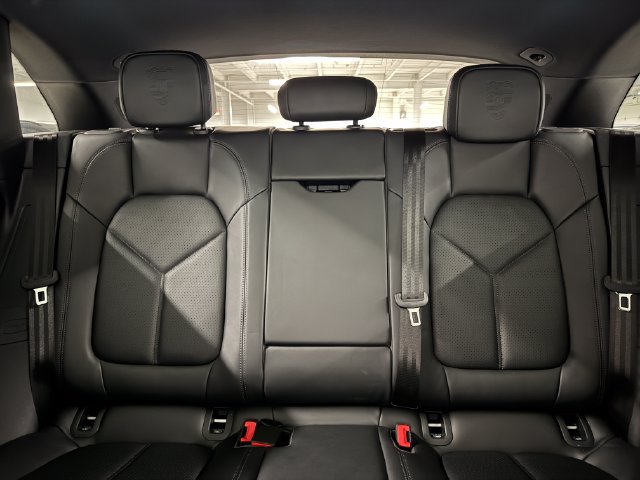 Certified 2026 Porsche Macan AWD/4WD image 32
