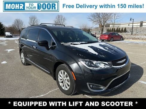 Used 2017 Chrysler Pacifica Touring-L image 3