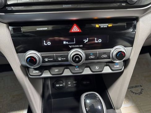 Used 2020 Hyundai Elantra SE image 18