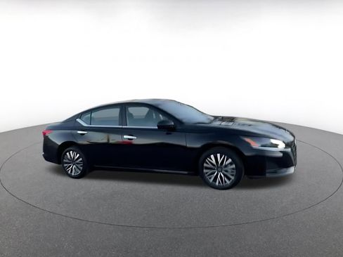 Used 2025 Nissan Altima 2.5 SV image 2