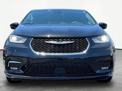 Used 2024 Chrysler Pacifica Touring-L FWD image 2