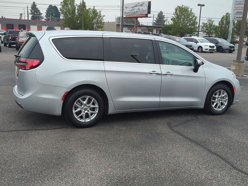 Used 2023 Chrysler Pacifica Touring-L FWD image 8