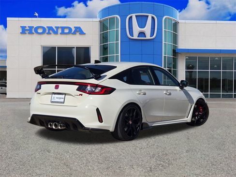 Used 2024 Honda Civic Type R image 3