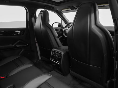 Used 2023 Porsche Cayenne Platinum Edition image 26