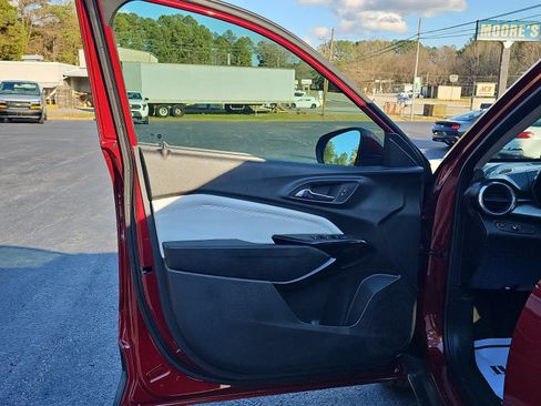 Used 2025 Chevrolet Trax LT w/ Driver Confidence Package image 10