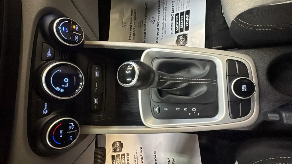 Used 2022 Hyundai Venue SEL w/ Cargo Package FWD image 23