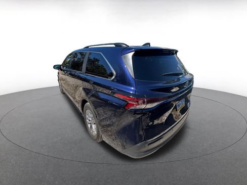 Used 2024 Toyota Sienna XLE image 5