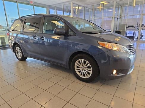 Used 2015 Toyota Sienna L image 2