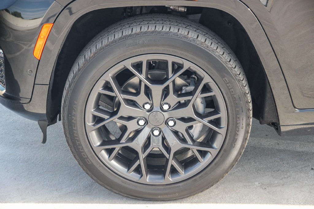Used 2025 Jeep Grand Cherokee L Summit AWD/4WD image 10