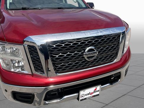 Used 2018 Nissan Titan SV w/ SV Convenience Package RWD image 30