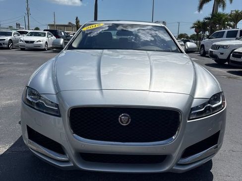 Used 2018 Jaguar XF Premium RWD image 2
