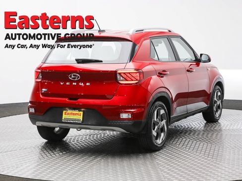 Used 2023 Hyundai Venue Limited FWD image 5