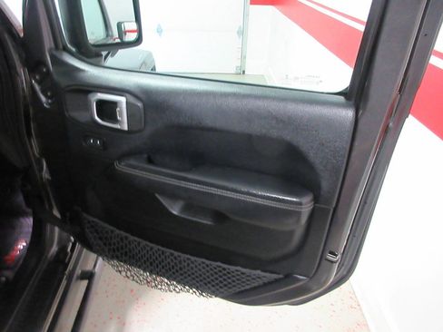 Used 2018 Jeep Wrangler Unlimited Sahara w/ LED Lighting Group AWD/4WD image 34