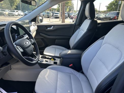 New 2025 Ford Escape SE image 11