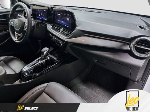 Used 2025 Chevrolet Trax ACTIV w/ Sunroof Package FWD image 30