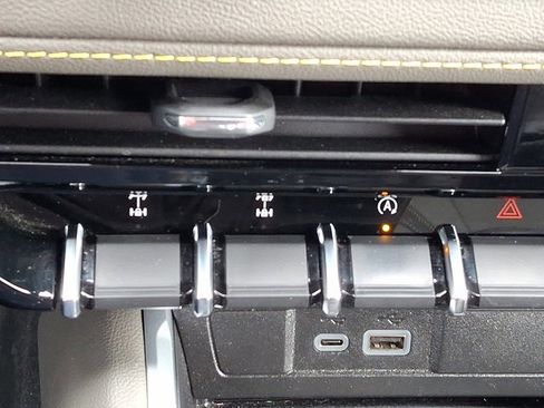 Used 2025 Chevrolet Colorado ZR2 w/ Technology Package image 30