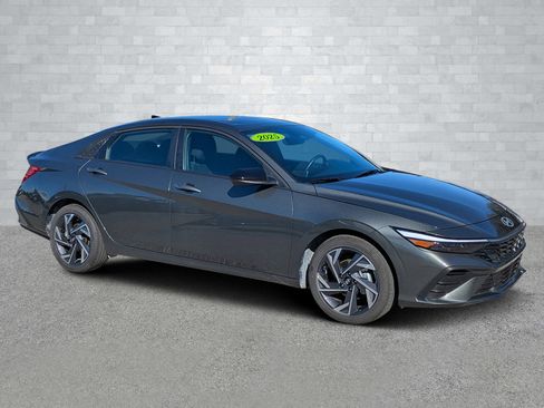 Used 2025 Hyundai Elantra Sport image 2