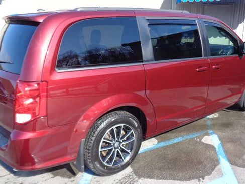 Used 2019 Dodge Grand Caravan SE FWD image 6