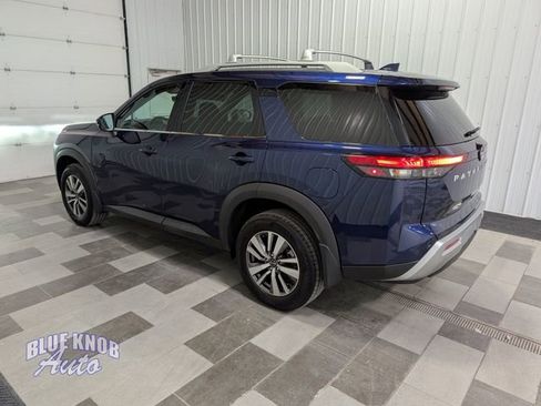 Used 2025 Nissan Pathfinder SL AWD/4WD image 2