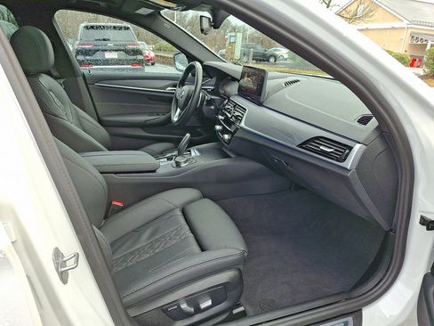 Used 2023 BMW 540i xDrive w/ Premium Package image 11