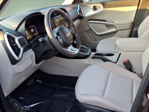 Used 2023 Kia Soul LX FWD image 11