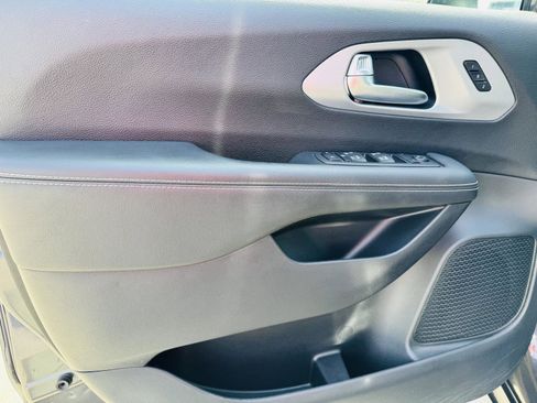 Used 2023 Chrysler Pacifica Touring-L w/ Uconnect Theater Family Group image 17