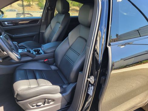 Certified 2023 Porsche Cayenne Coupe AWD/4WD image 5