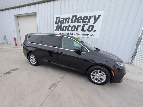 Used 2024 Chrysler Pacifica Touring-L image 30