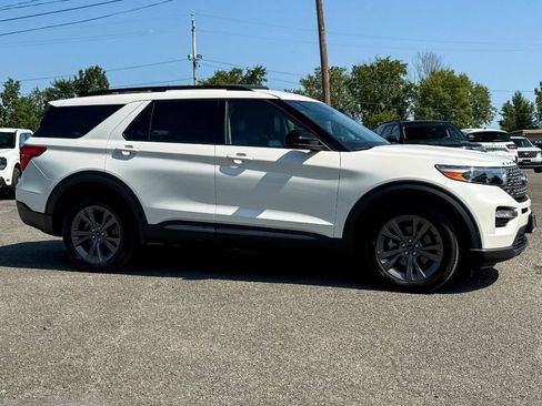 Used 2023 Ford Explorer XLT w/ Equipment Group 202A AWD/4WD image 2