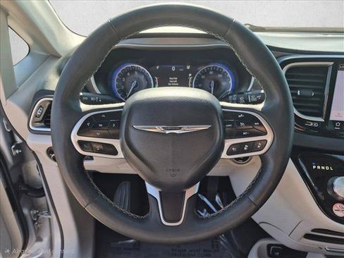 Used 2023 Chrysler Pacifica Touring-L FWD image 14