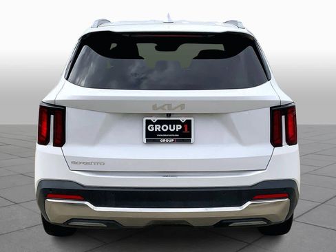 Used 2024 Kia Sorento S image 4