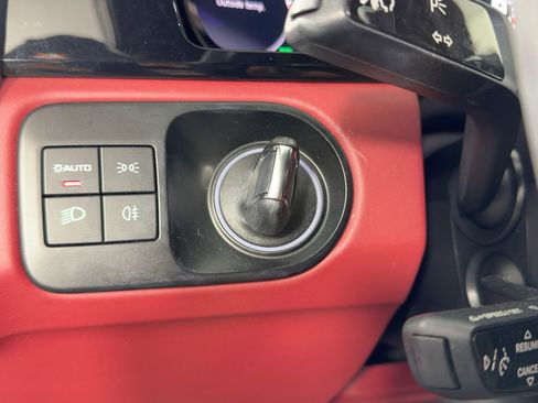 Certified 2022 Porsche Cayenne Platinum Edition image 26