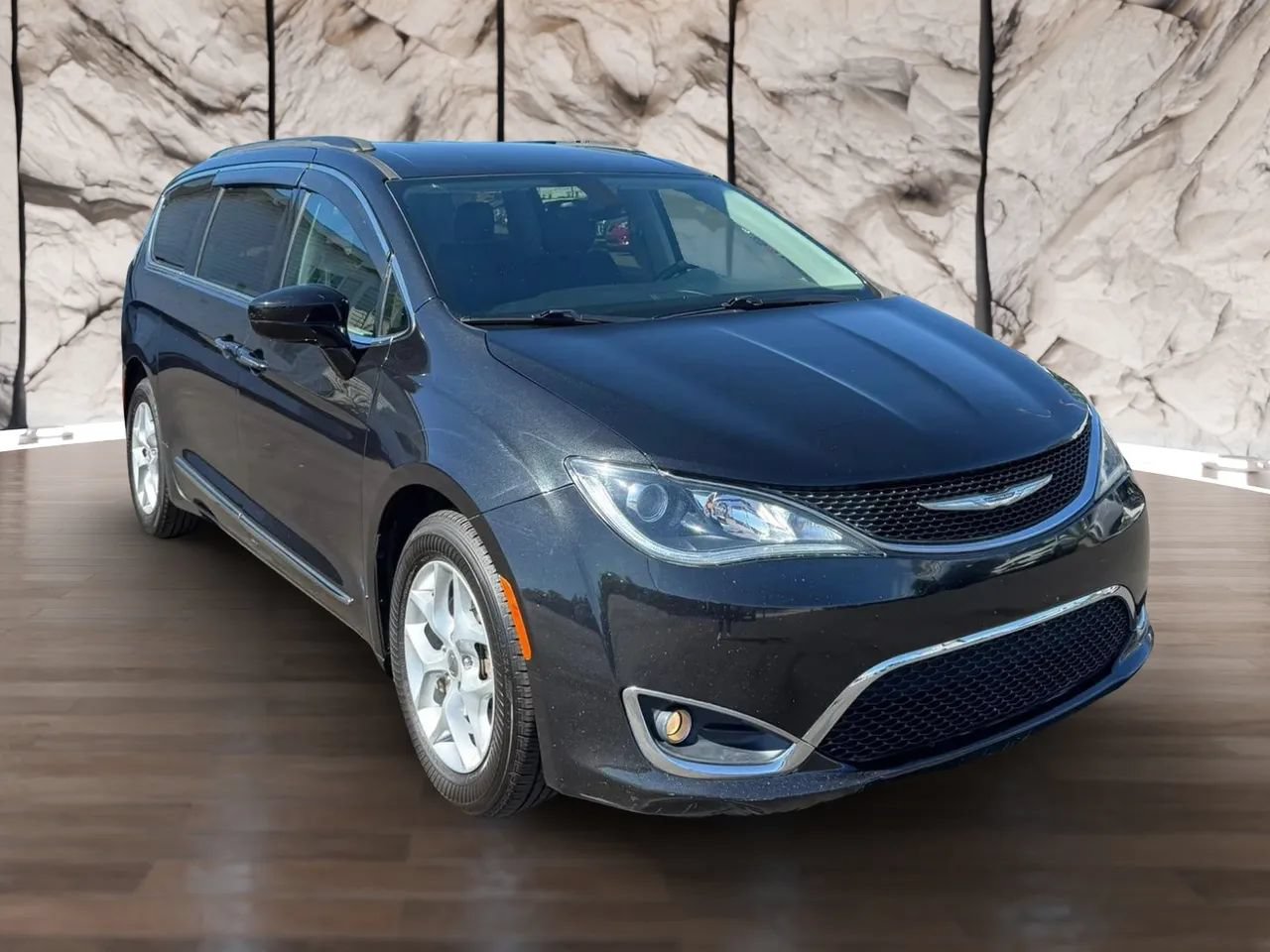 Used 2017 Chrysler Pacifica Touring-L w/ Tire & Wheel Group FWD image 1
