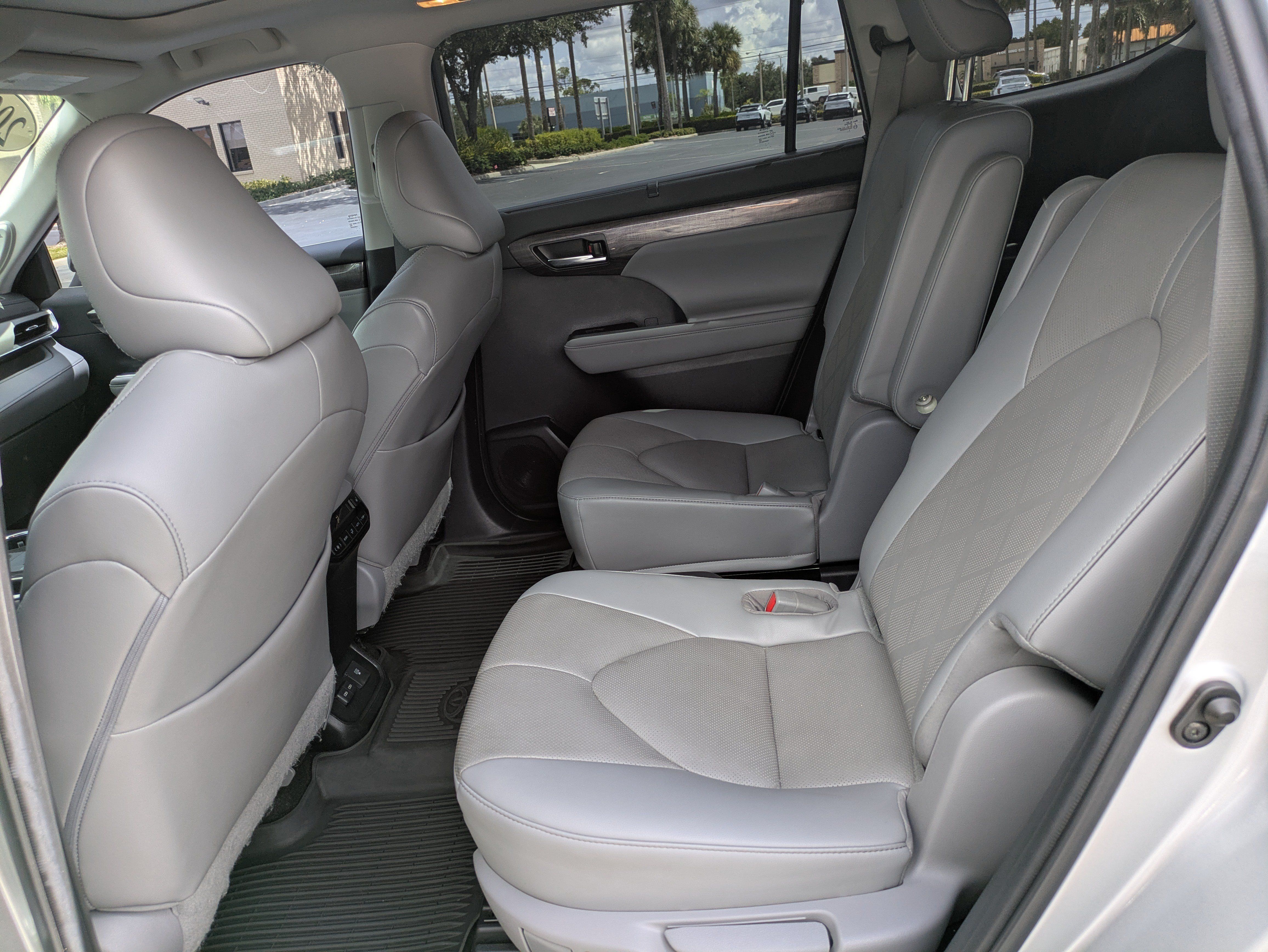 Used 2023 Toyota Highlander Platinum FWD image 11