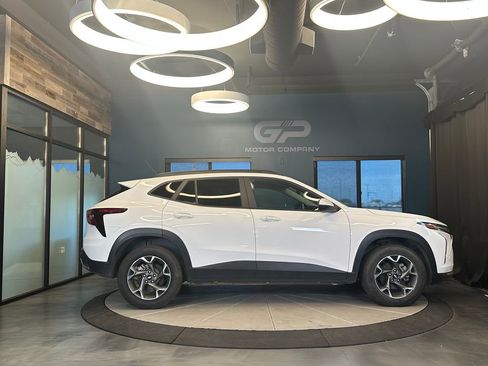 Used 2024 Chevrolet Trax LT w/ Sunroof Package FWD image 2
