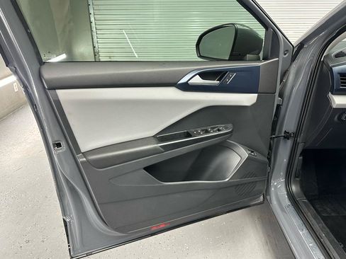 Used 2023 Volkswagen Taos SE w/ Black Wheel Package FWD image 17