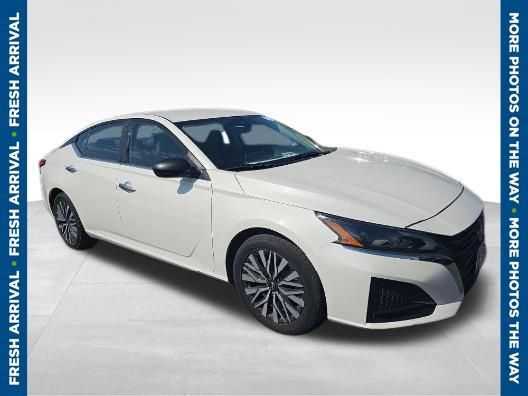 Used 2024 Nissan Altima 2.5 SV FWD image 1