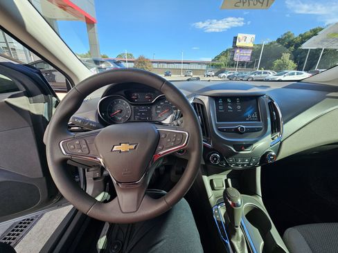 Used 2018 Chevrolet Cruze LT w/ Convenience Package image 17