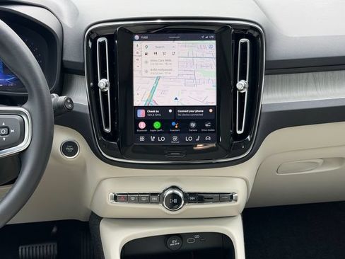Used 2025 Volvo XC40 B5 Plus w/ Protection Package Premier AWD/4WD image 17
